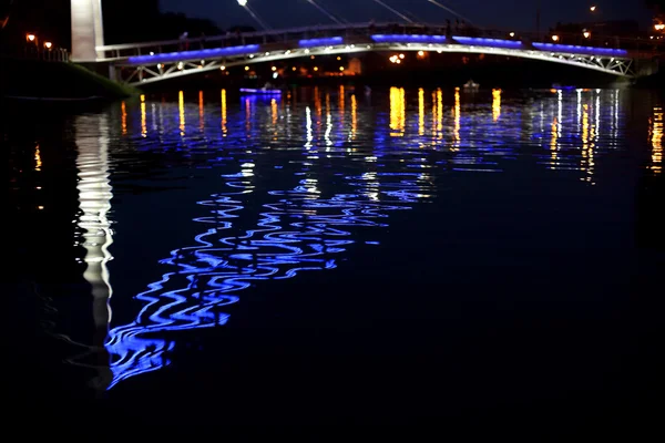 Отражение ночного освещения моста в реке — стоковое фото