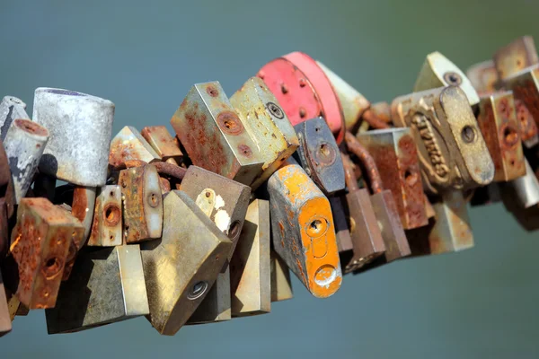 Lots of old rust with wedding locks — Stock Photo, Image