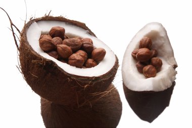 Beyaz arka plan üzerinde bölünmüş Hindistan cevizi fındık