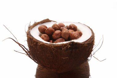 Beyaz arka plan üzerinde bölünmüş Hindistan cevizi fındık