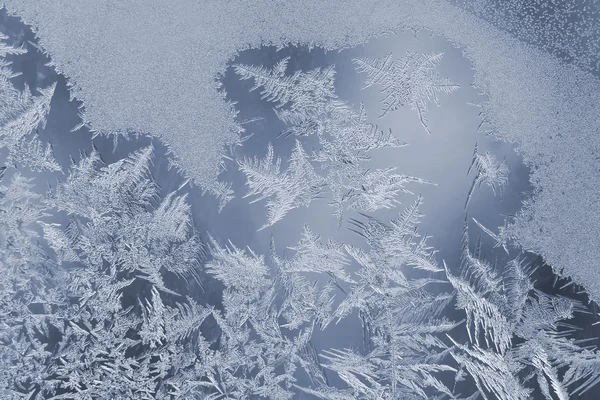 Унікальні льодові візерунки на віконному склі — стокове фото