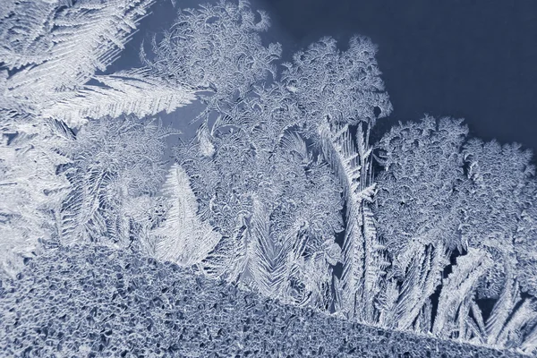 I modelli di ghiaccio unici su vetro di finestra — Foto Stock