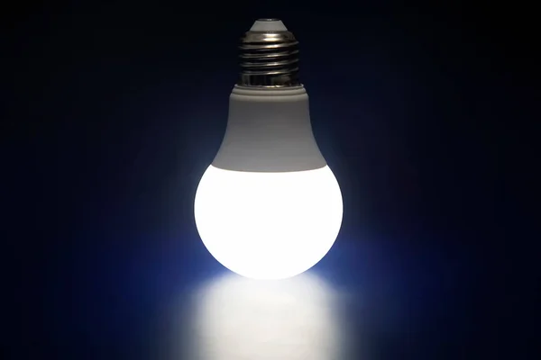 Svítící Led Lampa Tmavomodrém Pozadí Moderní Technologie Elektrika — Stock fotografie