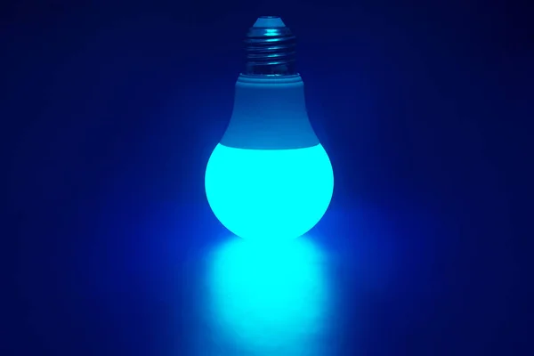 Сяюча Яскраво Зелена Світлодіодна Лампа Темно Синьому Фоні Бізнес Заощадження — стокове фото