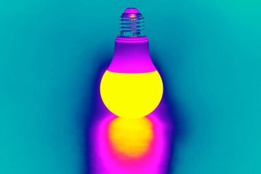 Ultra mor tayfta parlayan LED lamba. İş ve tasarruf. Modern teknoloji ve elektrik.