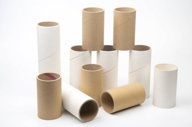 beyaz arka planda karton, kağıt tüpler ve borular