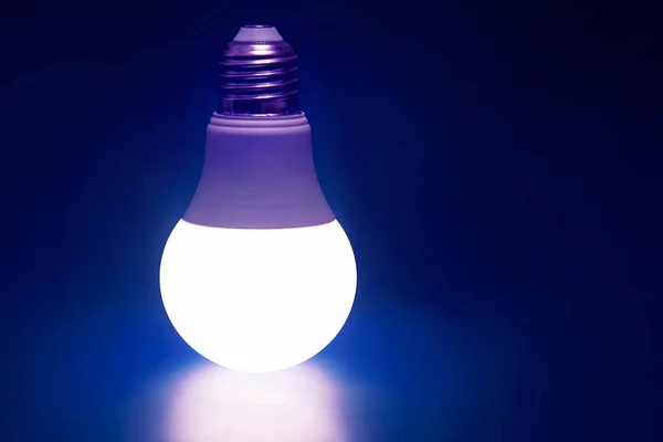 Сяюча Світлодіодна Лампа Темно Синьому Фоні Сучасні Технології Електроенергія — стокове фото
