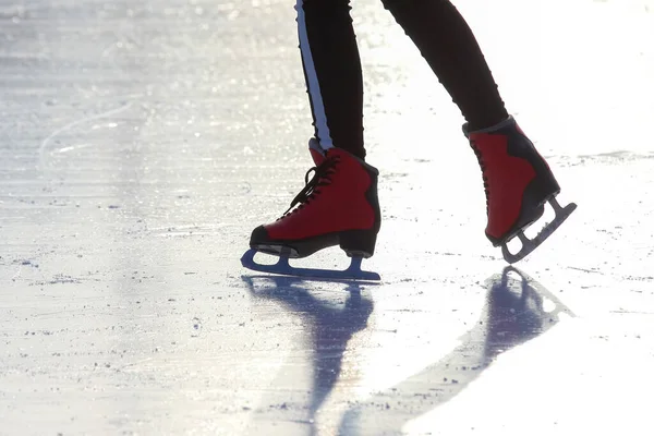 Fötter Röda Skridskor Ishall Hobbyer Och Fritid Vintersport — Stockfoto