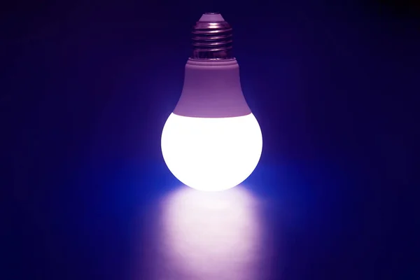 Leuchtende Led Lampe Auf Dunkelblauem Hintergrund Moderne Technik Und Elektrizität — Stockfoto