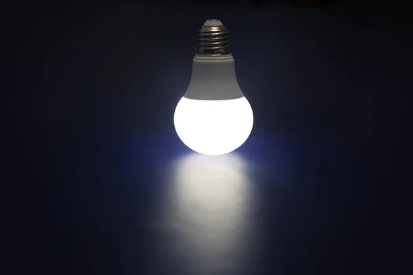 Lampe Led Lumineuse Sur Fond Bleu Foncé Technologie Moderne Électricité — Photo