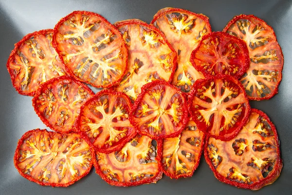 把干番茄片放在盘子里 维生素素食 — 图库照片