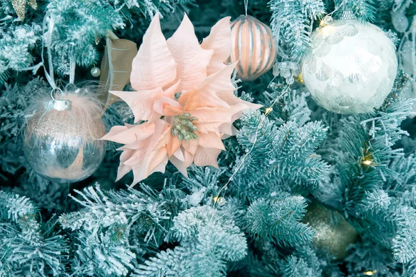 Árbol Navidad Festivo Con Decoraciones Juguetes — Foto de Stock