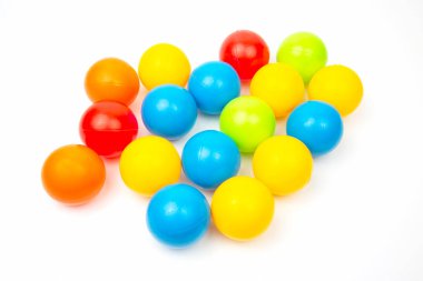 Beyaz arka planda renkli plastik toplar. Boş zaman ve oyun eşyaları. yuvarlak nesneler