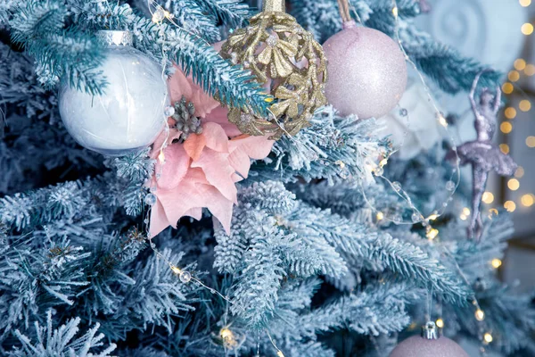 Εορταστικό Χριστουγεννιάτικο Δέντρο Διακοσμήσεις Και Παιχνίδια — Φωτογραφία Αρχείου