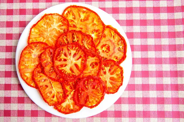 把干番茄片放在盘子里 维生素素食 — 图库照片