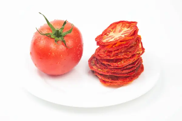 新鲜的红番茄和干番茄片放在盘子里 维生素蔬菜食品 — 图库照片