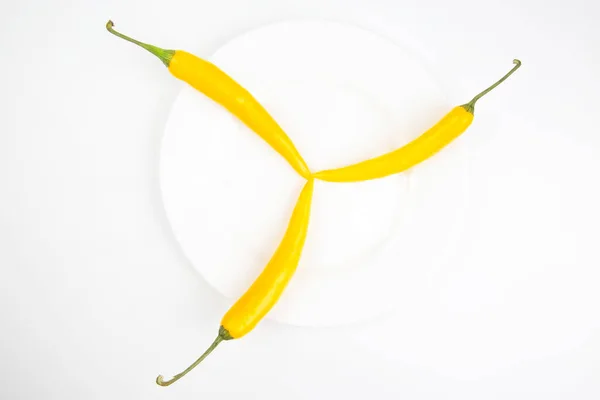 Três Pimentas Quentes Amarelas Uma Bandeja Branca — Fotografia de Stock