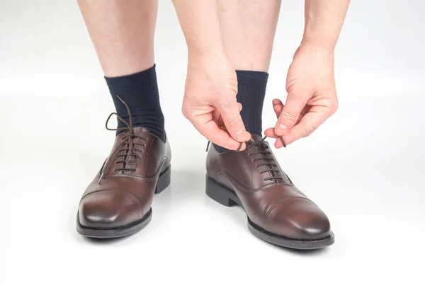 Человек Завязывает Шнурки Классических Коричневых Туфлях — стоковое фото