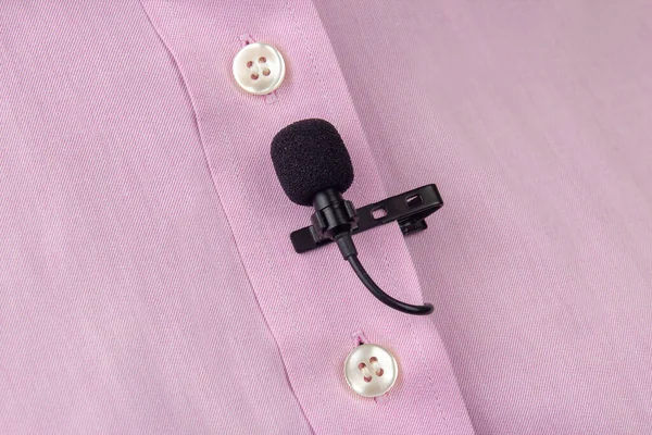 Een Clip Lavalier Microfoon Bevestigd Aan Een Roze Shirt Close — Stockfoto