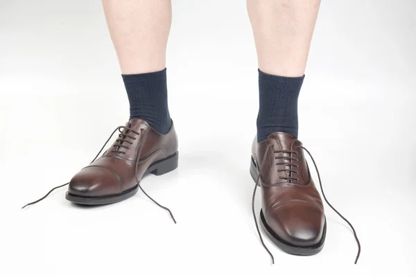 Мужские Ноги Носках Коричневые Классические Кожаные Туфли Белом Фоне — стоковое фото