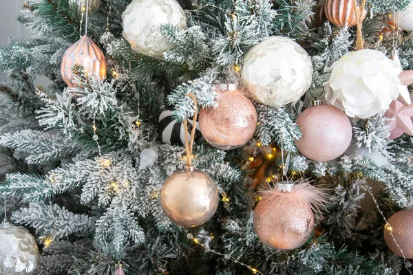 飾りやおもちゃでお祝いのクリスマスツリー — ストック写真