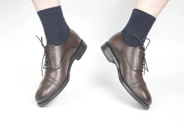 Männliche Beine Socken Und Braunen Klassischen Lederschuhen Auf Weißem Hintergrund — Stockfoto