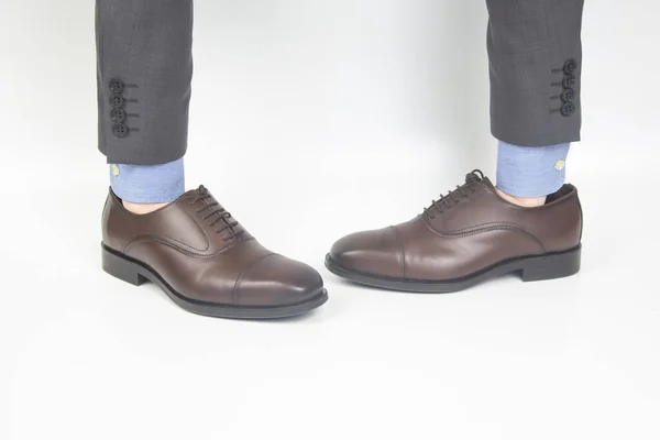 Класичне Коричневе Чоловіче Шкіряне Взуття Одягнене Руках Білому Тлі — стокове фото