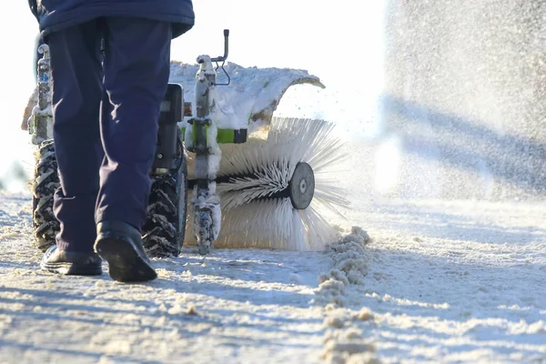 Uomo Pulizia Della Strada Neve Trattore Manuale Speciale — Foto Stock