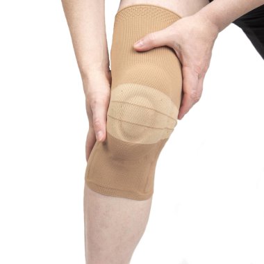 Bacağındaki yaralı dizin iyileşmesi için bandaj. Tıp ve spor. uzuv yaralanması tedavisi