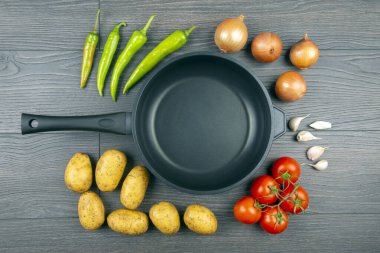 Pişirmeden önce çiğ sebze kızartma ve haşlama.