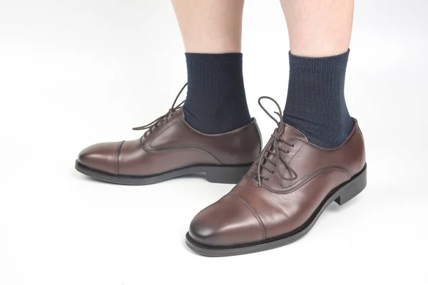 Mannelijke Benen Sokken Bruine Klassieke Schoenen Een Witte Achtergrond — Stockfoto