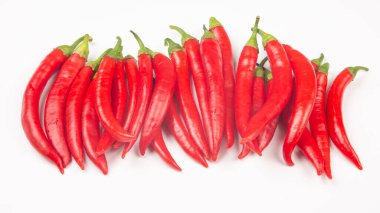 Beyaz arka planda kırmızı kırmızı kırmızı biber. Vitamin sebze yiyeceği.