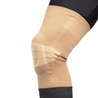 Bacağındaki yaralı dizin iyileşmesi için bandaj. Tıp ve spor. uzuv yaralanması tedavisi