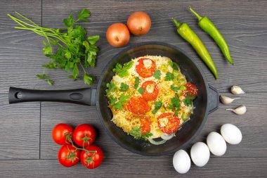 Pişirmeden önce tavada kızartıp pişirmek için çiğ sebze.