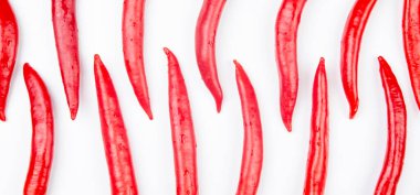 Beyaz arka planda kırmızı kırmızı kırmızı biber. Vitamin sebze yiyeceği.