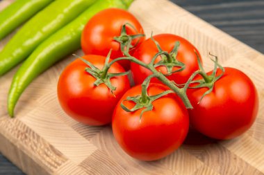 Mutfak domuzunda kırmızı domates ve yeşil acı biber