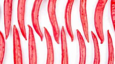 Beyaz arka planda kırmızı kırmızı kırmızı biber. Vitamin sebze yiyeceği.