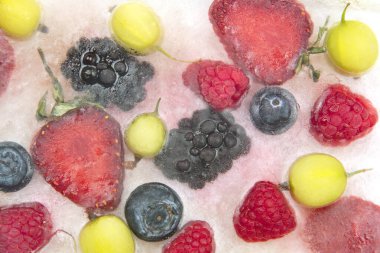 farklı sulu böğürtlenler buz içinde donmuş. Faydalı vitamin sağlıklı gıda meyvesi