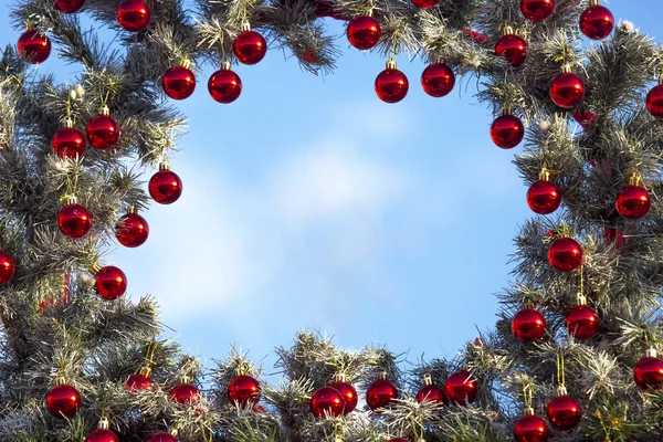 Διακοσμητικό Πλαίσιο Από Ένα Διακοσμημένο Χριστουγεννιάτικο Δέντρο Ένα Μπλε Φόντο — Φωτογραφία Αρχείου