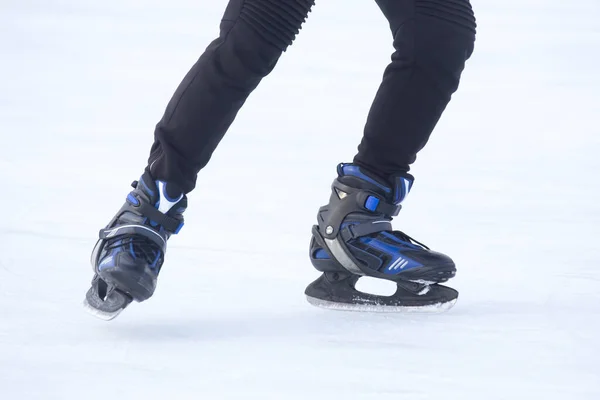 Buz Pateni Pistinde Kayan Bir Adamın Bacakları Hobiler Spor Tatiller — Stok fotoğraf