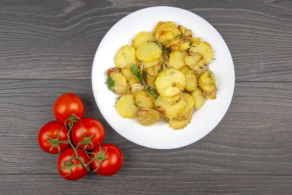 Patatas Fritas Cocidas Con Hierbas Verduras Plato Blanco Sobre Una — Foto de Stock