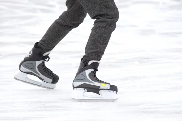 Gente Patinando Sobre Hielo Una Pista Hielo Pasatiempos Ocio Deportes —  Fotos de Stock