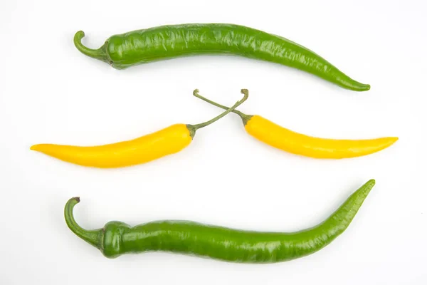 Geel Groene Hete Chili Een Wit Bord Peper Plantaardig Vitaminevoedsel — Stockfoto