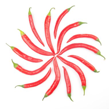 Beyaz arka planda kırmızı kırmızı kırmızı biber. Yemek figürleri. Vitamin sebze yiyeceği.