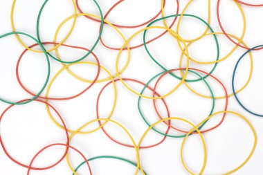 Beyaz arka plandaki banknotlar için renkli elastik lastik. ofis ve iş ögeleri