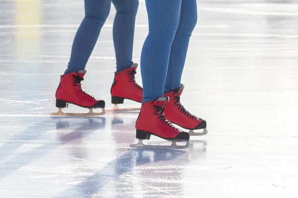 Füße Roten Schlittschuhen Auf Einer Eisbahn Hobbys Und Freizeit Wintersport — Stockfoto