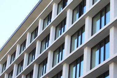 Pencereli binanın ön cephesi