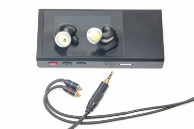 Hi-Fi müzik çalar için kulaklık. Müzik severler ve işitsel suçlular için ses ve modern ekipman