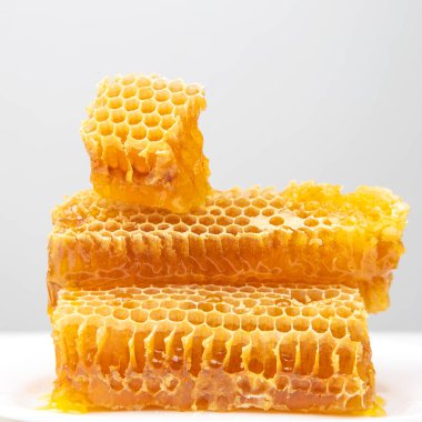 Beyaz arka planda balmumu parçaları