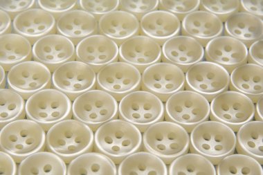 Giysiler için plastik parlak düğmeler. Moda ve giysi. Fabrika endüstrisi.